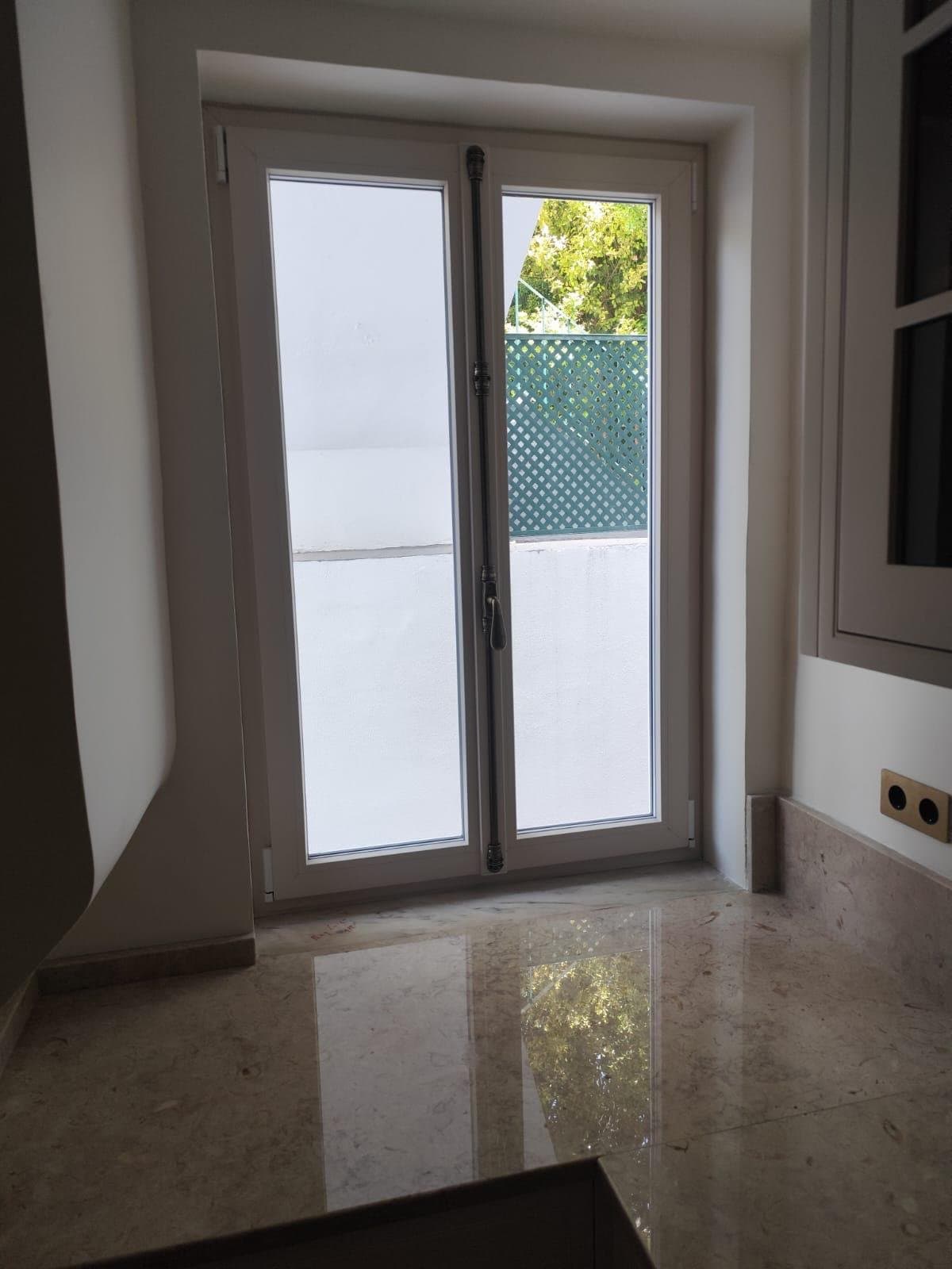 Varanda com luz natural e janela em PVC instalada pela Deleme
